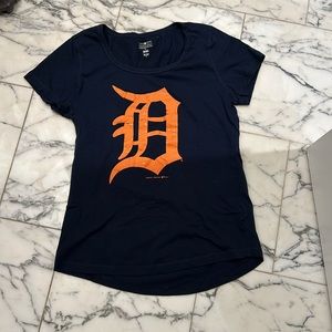 Detroit Tigers women’s tee shirt size medium excellent condition baseball